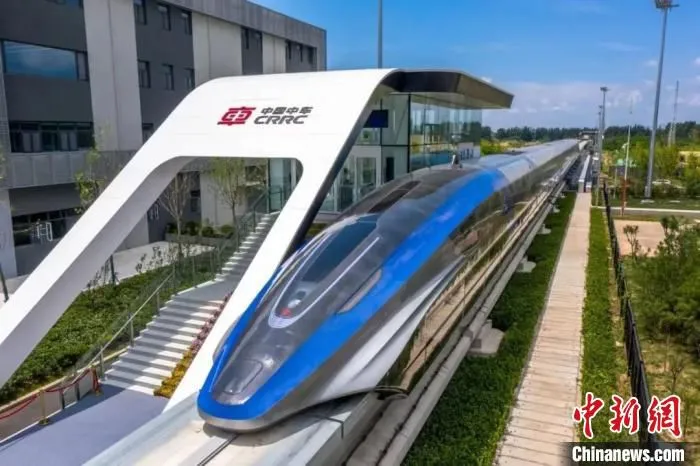 在高速磁悬浮列车上，智慧视窗可以自动匹配车外光线，乘客通过视窗上的透明显示按键，可自主调节车窗亮度。　北京经开区管委会供图