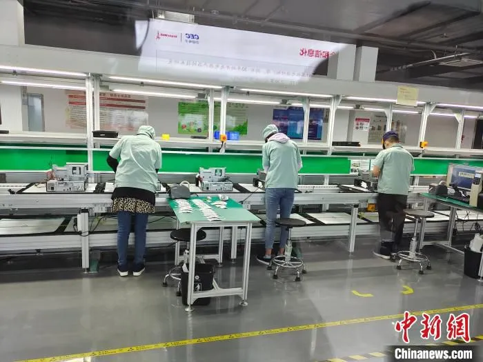 图为云南省信创(大理)产业园协同制造基地生产线。　韩帅南 摄