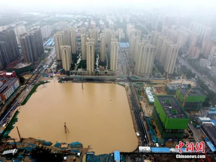 2021年7月21日，暴雨导致城区积水严重。 中新社发 王中举 摄 图片来源：CNSPHOTO
