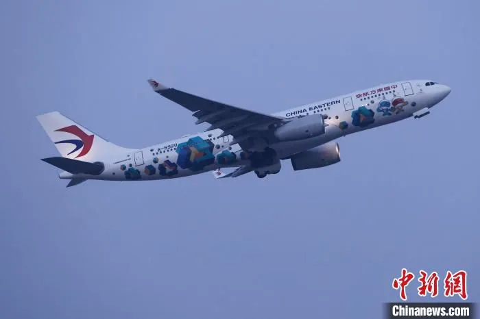 中国东航“技能梦想号”主题飞机从上海前往北京。　殷立勤 摄