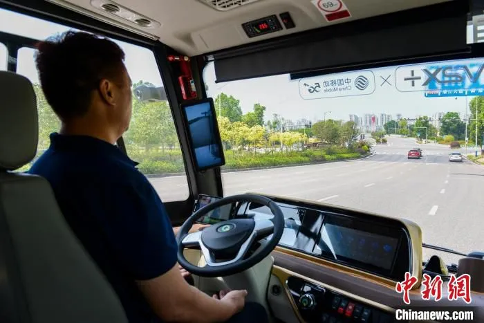 9月2日，在重庆(两江新区)国家级车联网先导区的5G车路协同示范路段上，一辆山地城市5G无人驾驶小巴 何蓬磊 摄