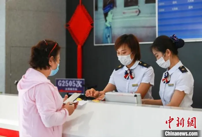 暑运期间，将增开37趟列车满足旅客出行需求，高峰日增加运能近3万个席位。　景永军 摄