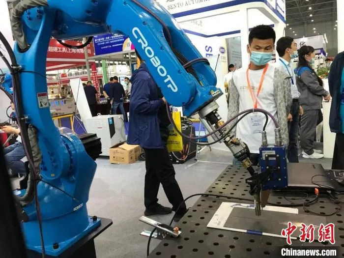 工业机器人受追捧 赵强 摄