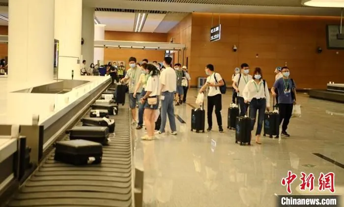 国际到大厅达模拟旅客提取行李。　刘忠俊 摄