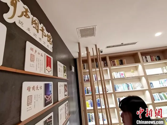 内容丰富的有声读书区。　赵桂华 摄