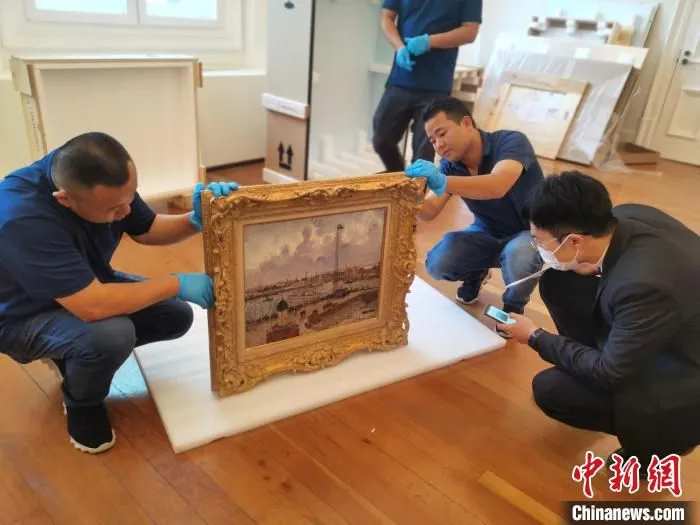 首批参展第四届进博会的文物类展品完成进境查验。　上海市文化和旅游局(上海市文物局) 供图