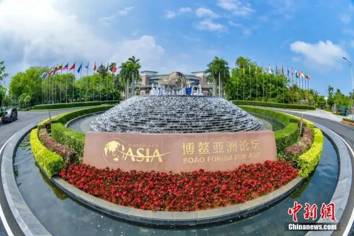 博鳌亚洲论坛永久会址前的喷泉广场。 中新社记者 骆云飞 摄