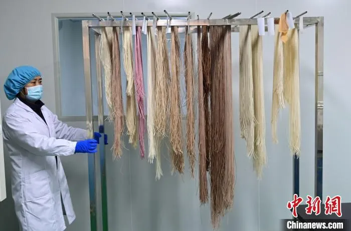位于赵县东罗开发区的河北玉桥食品有限公司研发生产的发酵挂面。　翟羽佳 摄