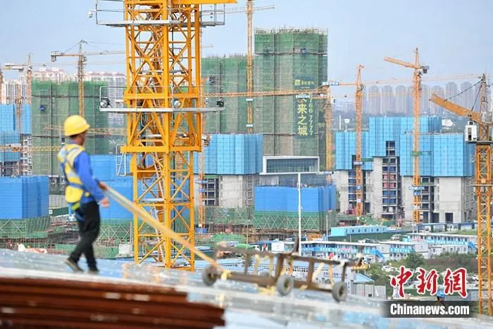 资料图：成都一在建楼盘工地工人正在忙碌。
中新社记者 张浪 摄