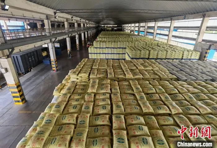 图为仓库内等待发送的化肥。　李志怡 摄