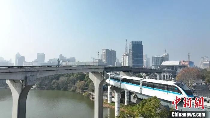 12月28日，芜湖市轨道交通2号线一期工程正式开通运营。　梁彬歆 摄