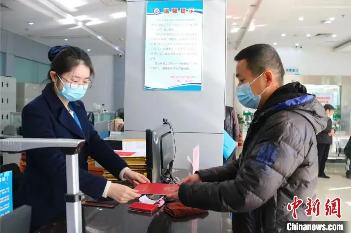 图为福鼎市民在“九窗合一”窗口办理业务。　王婷婷 摄
