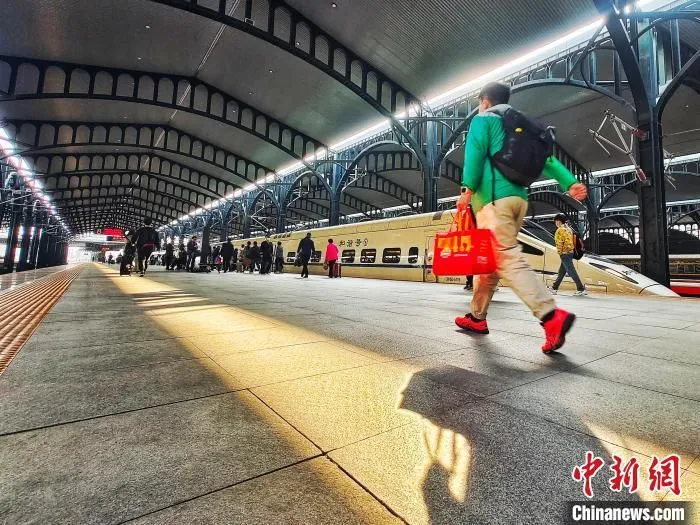 乘客准备乘车出发。　周晓舟 摄