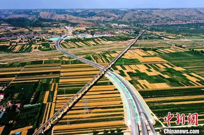 图为甘肃境内的高速公路。(资料图) 张宾 摄