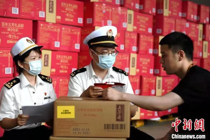 海关正在指导企业 蔡加阳 摄