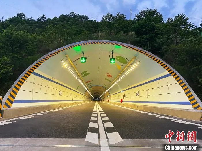 云茂高速隧道采用智能照明系统 广东省交通集团供图