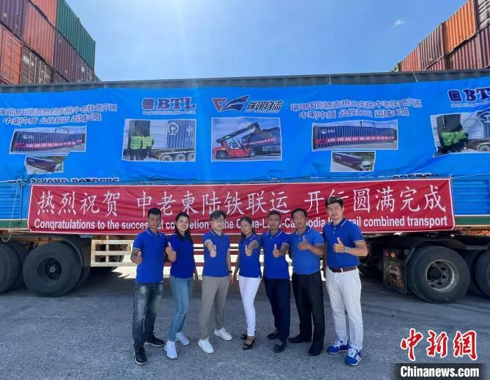图为首个经中老柬铁陆联运进入柬埔寨，上海瑞翊国际物流有限公司的物流货柜顺利通关。　欧阳开宇 摄