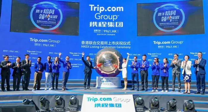 在上海市凌空SOHO携程总部大楼前，8位携程客人代表数亿用户，与携程高管团队共同敲响了开市锣。