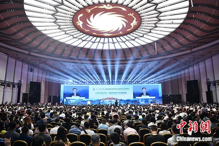 5月18日，2021（第十七届）国际绿色建筑与建筑节能大会暨新技术与产品博览会在成都开幕。图为大会现场。中新社记者 张浪　摄