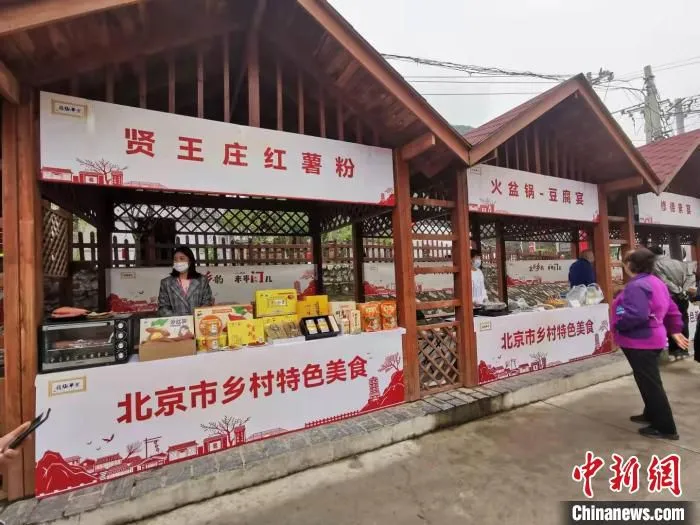 活动现场，各家美食代表展开“有滋有味儿”的精彩推介。　周音 摄