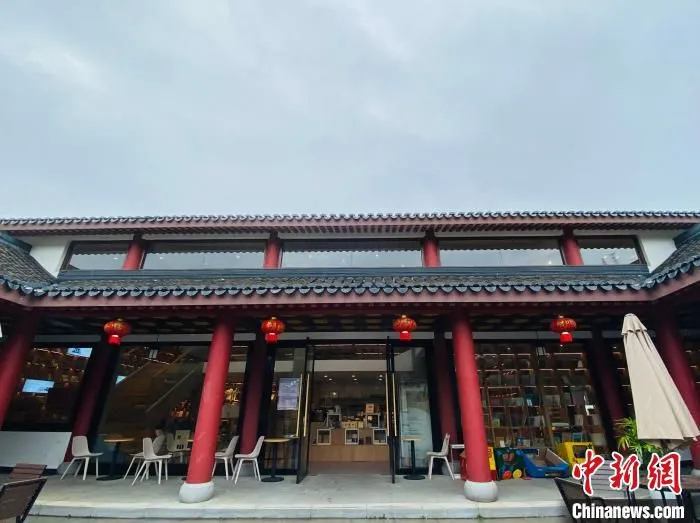 定海乡村内的书店 李典 摄