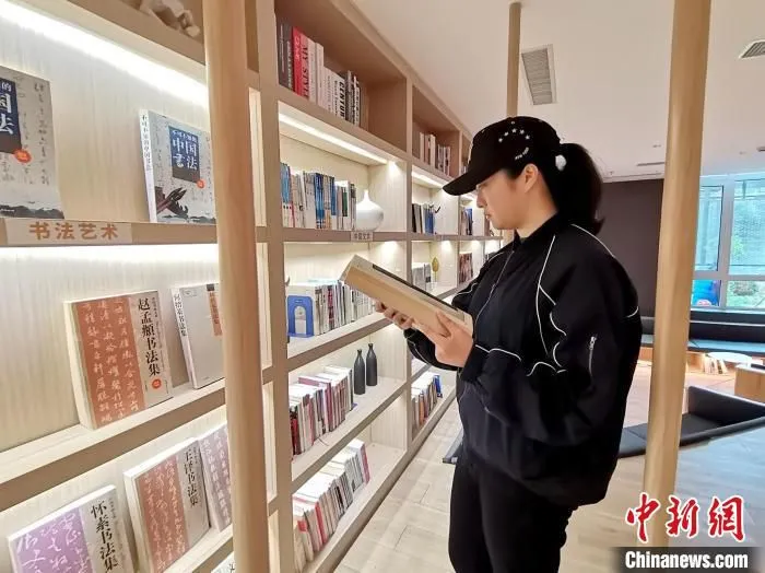 一女士在享受读书的快乐。　赵桂华 摄