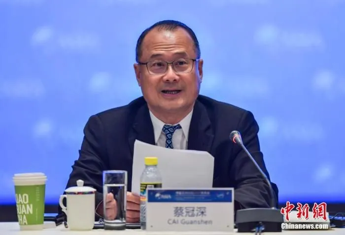 4月19日，博鳌亚洲论坛2021年年会华商领袖与华人智库圆桌会议在海南博鳌举行。图为全国政协常委、中华海外联谊会常务理事、新华集团董事长蔡冠深出席并发言。 中新社记者 骆云飞 摄