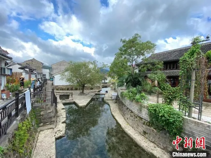 浙江宁波东吴镇一景 方堃 摄