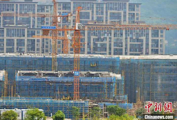 图为6月30日，福建省宁德市一处正在建设中的楼盘。 中新社记者 张斌 摄
