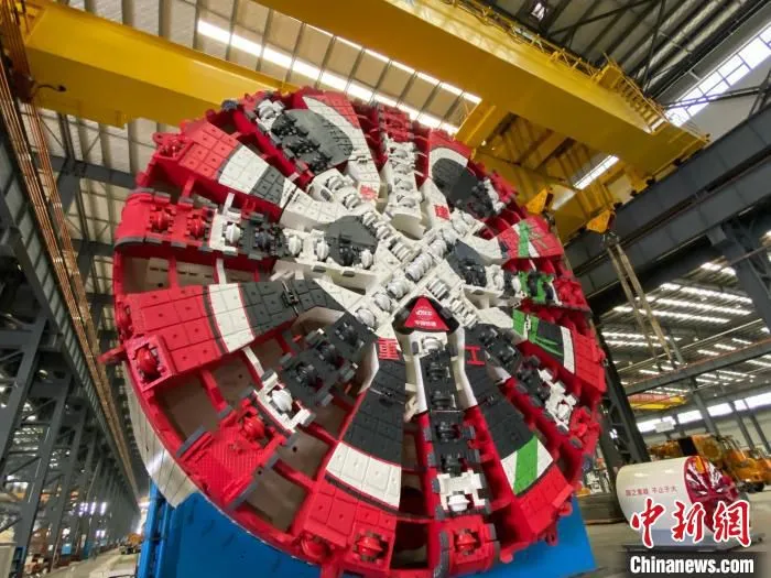 铁建重工生产的国产最大直径土压平衡盾构机，开挖直径12.79米，机总长135米，总重3000吨。　王昊昊 摄