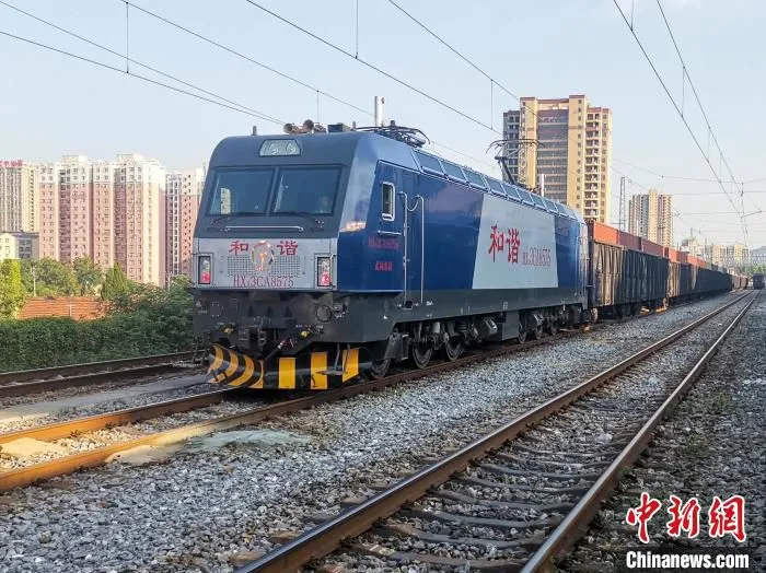 41056次班车从湖北荆门车站发车 陈龙 摄