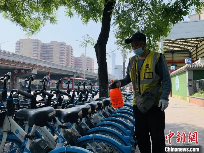 一名运维人员正在对共享单车进行消杀。 共享单车企业供图