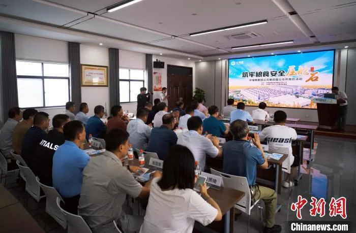 中储粮鹰潭直属库工作人员向参观人员展示粮情监测系统。　王昊阳 摄