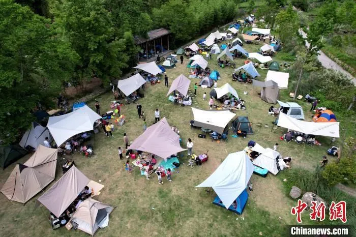 市民在九峰村“安营扎寨”，享受假期。　王东明 摄
