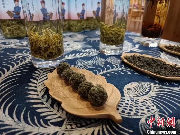 店铺里展示的贵州绿茶。　石小杰 摄
