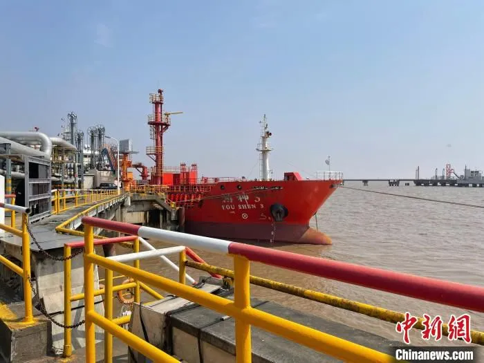 汽油等产品海运出厂 上海石化供图