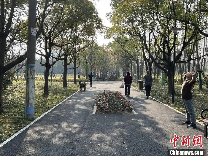人们在城市绿道锻炼身体 刘晓 摄