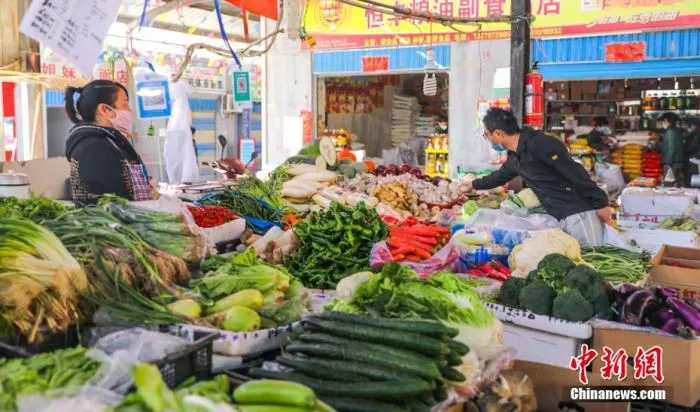 目前，喀什市米面油菜肉等生活必需品市场供应充足，全市正在全力加大供应力度，确保民众活物资需求，希望广大市民合理采购生活物资，共同维护良好市场环境。图为喀什市东湖社区菜市场内居民正在挑选蔬菜。 后彦红 摄
