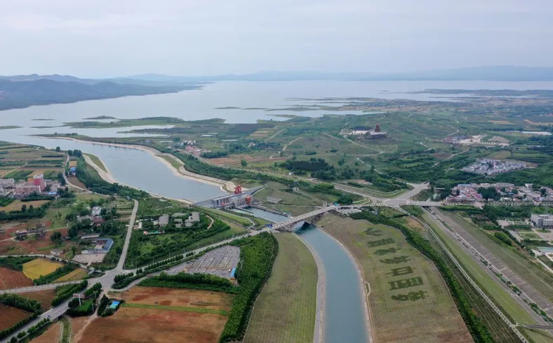 这是5月20日在河南省南阳市淅川县拍摄的南水北调中线工程陶岔渠首(无人机照片)。新华社记者 李嘉南 摄