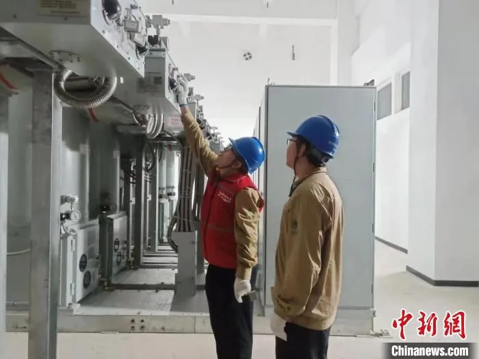 图为国网雄安新区供电公司工作人员检查组合电器。　远航 摄