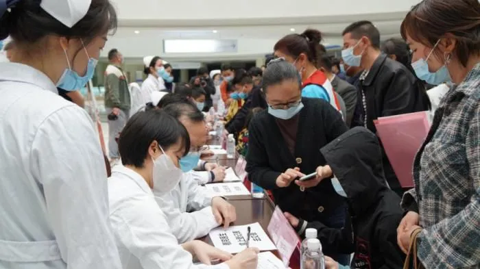 　　图：“新氧美丽计划”公益行贵州义诊活动现场