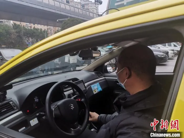 图为出租车驾驶员正在操作接单。　张旭 摄