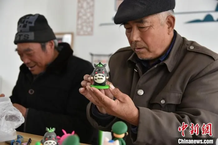 众多村民闲暇时学习面塑制作工艺，面塑加工成为当地一个新产业。　朱志庚 摄