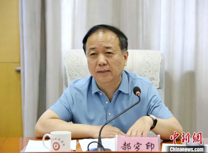 山东省政协文化文史和学习委员会副主任郝宪印发表主旨演讲。　沙见龙 摄