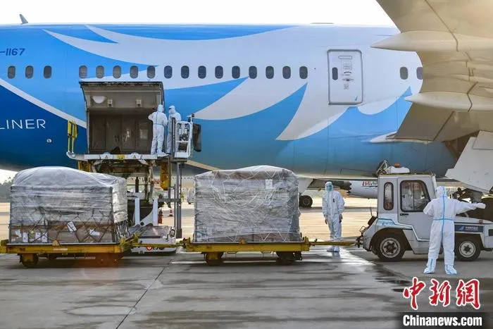 6月7日16时25分，从意大利米兰出发的中国南方航空CZ8054航班降落在海口美兰国际机场，标志着米兰—海口货运航线正式开通，该航线结束了欧洲最主要的时尚消费品产地意大利/瑞士产业聚集区与海南没有直飞航班的历史。图为机场工作人员正在为CZ8054航班卸货。 　 中新社记者 骆云飞 摄