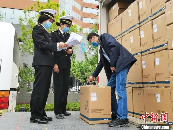 北京海关所属海淀海关关员对出口防疫物资进行现场验放。北京海关供图 北京海关供图 摄