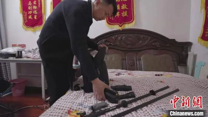 刘伟正在整理寻找宠物的器材。　受访者供图