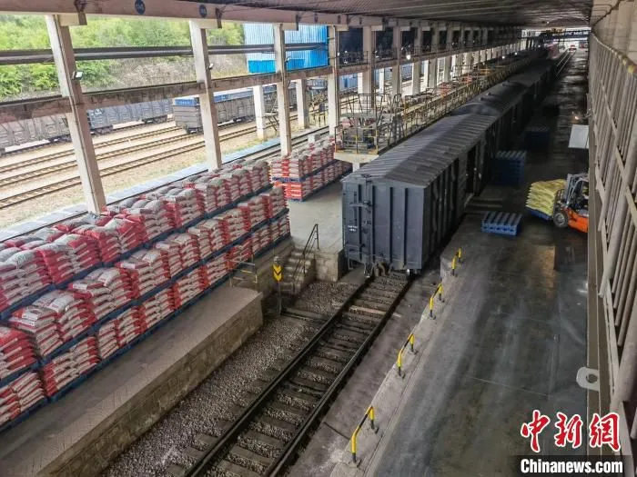 图为运输化肥的列车。　李志怡 摄