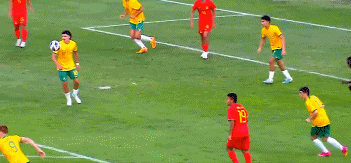 北京时间6月19日，U17亚洲杯小组赛第2轮的对决，中国队迎战澳大利亚队。上半场比赛，澳大利亚16分钟之内连入4球。澳大利亚全场补时阶段再下一城。而中国队门将谢龚博2次扑出对手点球，王钰栋和蒯纪闻为中国队打入2球；下半场，王钰栋完成梅开二度，但最终中国国少还是3-5惜败给澳大利亚，前2轮战罢1平1负，末轮将对阵沙特。中国队和澳大利亚队预赛阶段曾经遇到过，中国队1-3负于对手。小组赛首轮，澳大利亚0-2负于沙特，而中国队则是1-1和塔吉克斯坦握手言和。第7分钟，刘铁诚禁区内犯规送点，好在伊兰坤达操刀主罚的点球被中国队门将谢龚博扑出，随后的补射再次被谢龚博挡出。第9分钟，澳大利亚右路低平球传中，伊兰坤达铲射得手，中国队的城池还是告破，0-1。第12分钟，澳大利亚队的德阿布雷乌禁区前沿远射，皮球弹地造成中国队门将谢龚博出现黄油手，中国队0-2落后。第14分钟，中国队前场抢断得手，王钰栋点球点附近接横传，晃开防守推射空门为中国队扳回1球，1-2。第18分钟，伊兰坤达禁区前沿远射打出世界波，澳大利亚取得3-1的领先。第27分钟，澳大利亚右路突破后传中，格拉松近距离推射得手，澳大利亚取得4-1的领先。第34分钟，伊兰坤达拿球杀入禁区，最后的劲射被谢龚博扑出。第39分钟，中国队后卫杨博雯禁区内放倒对手，澳大利亚再次获得点球机会，不过谢龚博再次将对手主罚的点球扑出。上半场补时第2分钟，伊兰坤达拿球一路杀到底线，最后的小角度射门击中立柱。上半场补时第7分钟，蒯纪闻远射为中国队扳回1球，中国队2-4落后进入下半场。第49分钟，蒯纪闻禁区前沿的弧线球兜射，擦着远端立柱偏出。第52分钟，伊兰坤达操刀主罚禁区前沿任意球，皮球擦着横梁飞出底线。第54分钟，孙康博杀到禁区前沿，一脚低射角度太正，被对手门将将球没收。第57分钟，王钰栋禁区内连续晃开防守，随后近距离一脚挑射得手，中国队再追1球，3-4。第77分钟，刘铁诚禁区内的射门，击中对手门将胸部。