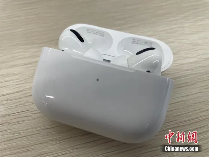 资料图：市面上的蓝牙耳机。中新网记者 吴涛 摄